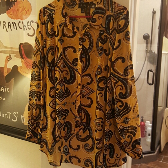 Really nice blouse it's long in the back it's only