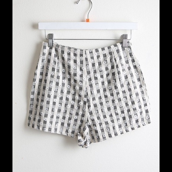 💕 SALE 💕 Lana Pinup Shorts - Picture 3 of 3