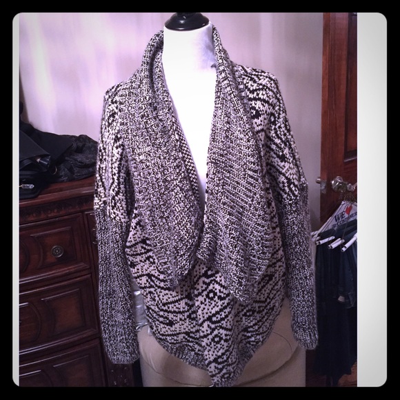 H&M Black and White pattern sweater cardigan - Picture 2 of 4