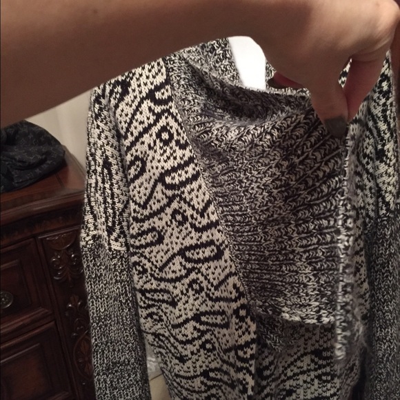 H&M Black and White pattern sweater cardigan - Picture 4 of 4