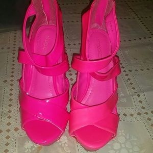 Cute ne?n wedges