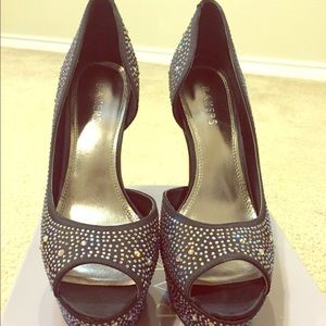 Black Showstopper Peep Toe Sz 10