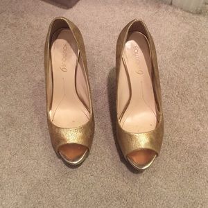 Boutique 9 metallic gold platform peep toe pump