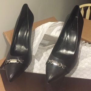 Black leather Gucci nameplate pumps - sz 40/9
