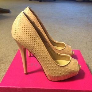 Never Worn cream pep toe heels