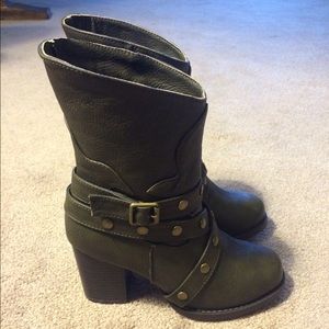 NEVER WORN greenish-grey heeled boots