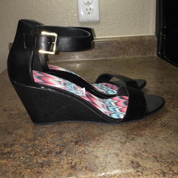 Black mini wedges