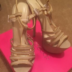 Shoe dazzle cream and gold sandals