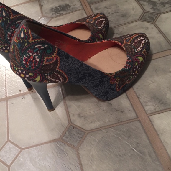 Pretty High Heels - Picture 2 of 3