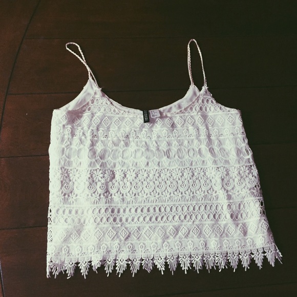 Adorable cropped patterned tee. Size medium