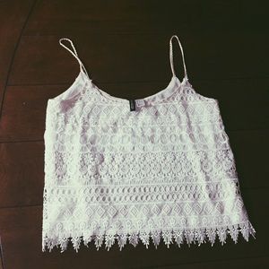 Adorable cropped patterned tee. Size medium