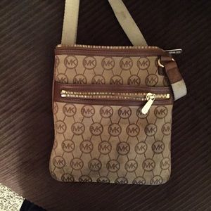 Michael Khors crossbody!!
