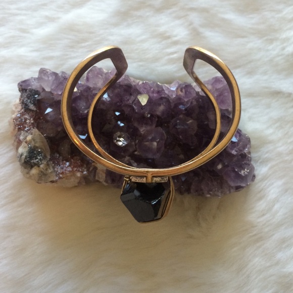 ๐Last One๐ Black Quartz Crystal Wire Metal Cuff - Picture 2 of 4