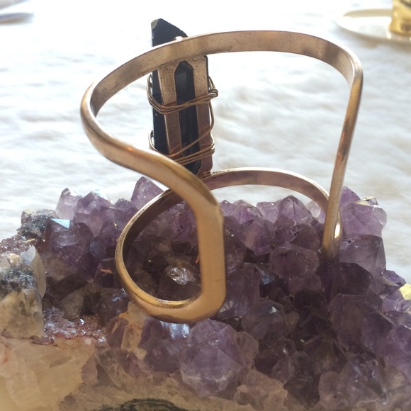 ๐Last One๐ Black Quartz Crystal Wire Metal Cuff - Picture 4 of 4