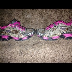 Women's camo & pink tennis shoes , size 6