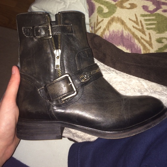 Size 6.5 treasure and bond motto boot