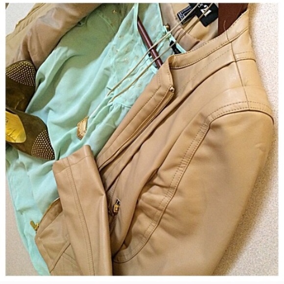 ❌DONATED❌ HPF21 | Mint Blouse w/Gold Accents - Picture 4 of 4