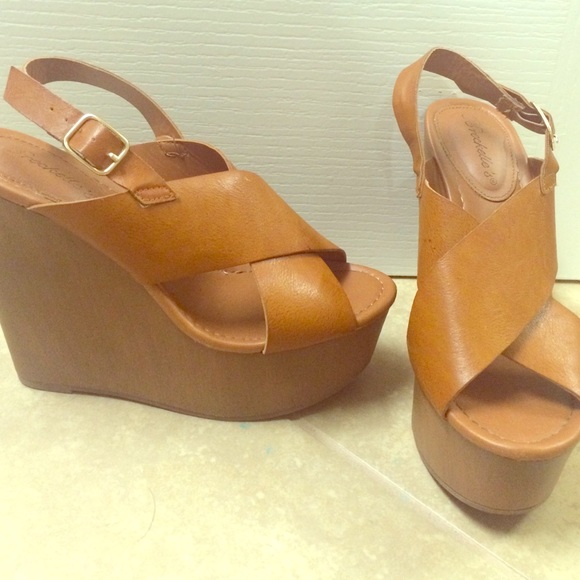 Breckelles Luggage wedges. Size 7