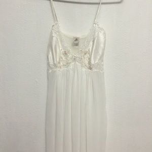 Off white sleepwear Jonquil by Diane Samandi