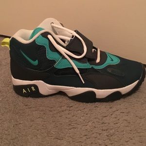 Nike Air size 7y , which is 9 in women