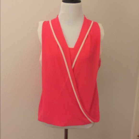 🆕Pink Surplice Sleeveless Top - Picture 3 of 4