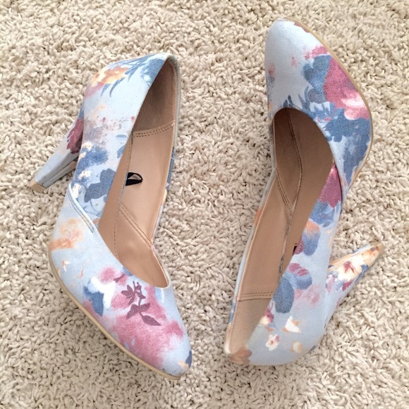 ❌SOLD❌Floral Pumps - Picture 2 of 3