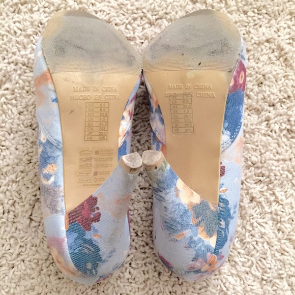 ❌SOLD❌Floral Pumps - Picture 3 of 3
