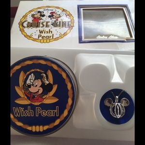 Disney Mickey Mouse Pearl(in shell) necklace