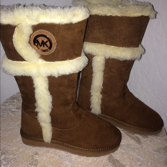 Reposhing MK boots