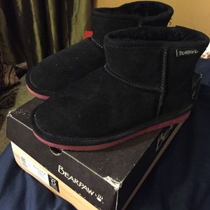 LIKE NEW Bearpaw Demi Li Short Black/Pomb 6