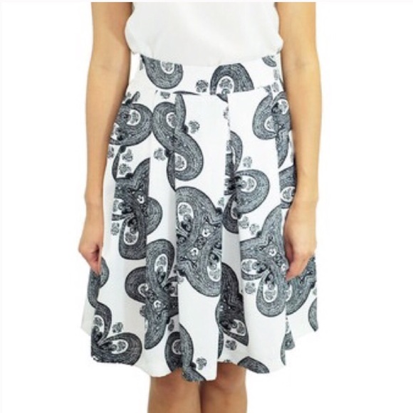 Black & white flowing swing skirt - Picture 2 of 4