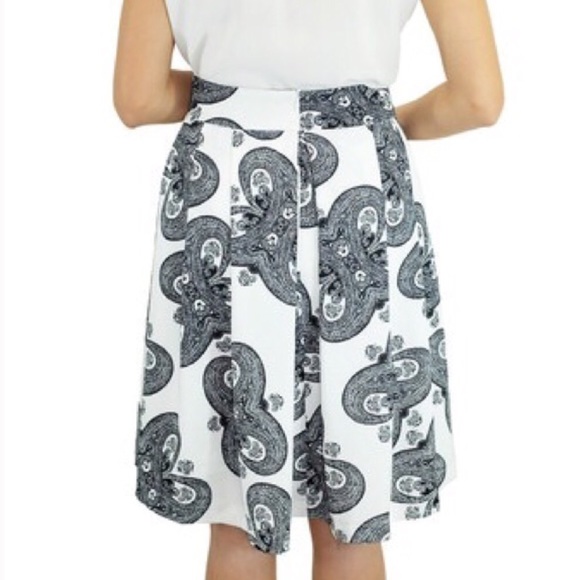 Black & white flowing swing skirt - Picture 3 of 4