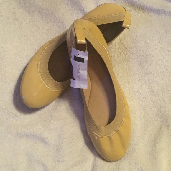 NWNWT. 7.5 Banana Republic Flats