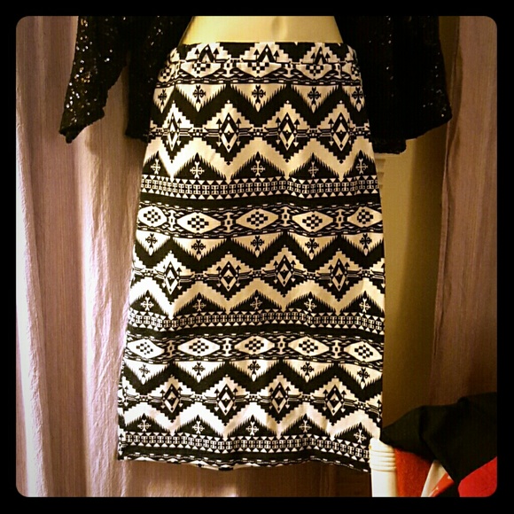 Tube XL Midi Skirt in White/Black Aztec Print