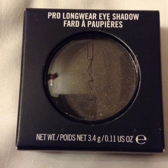 MAC Eyeshadow Legendary Black NIB large size - Picture 3 of 3