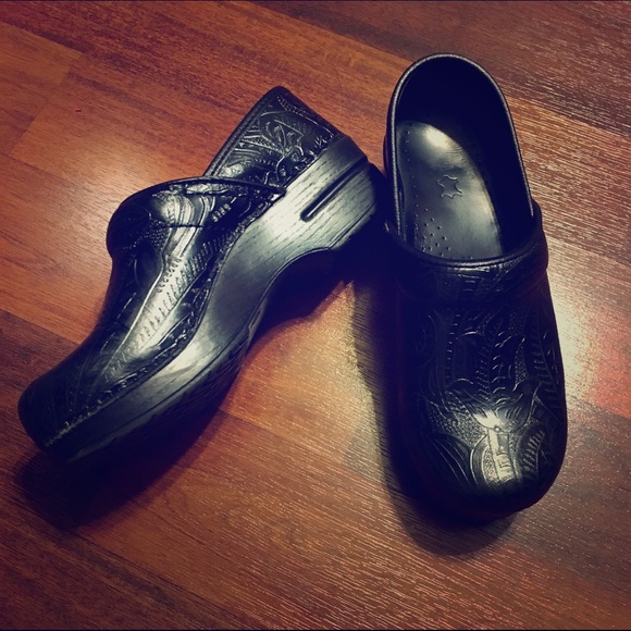 Women's Dansko Tooled Black Leather Shoe