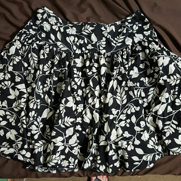 Black and cram floral skirt