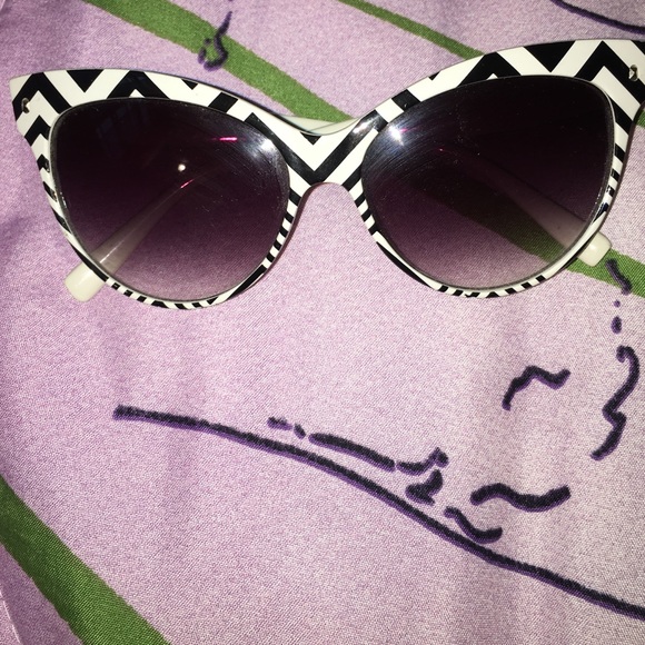 Black & white saddity shades😎