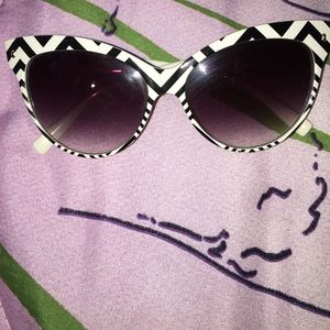 Black & white saddity shades😎