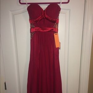 NWT prom dress! Size 0-2 never been worn!