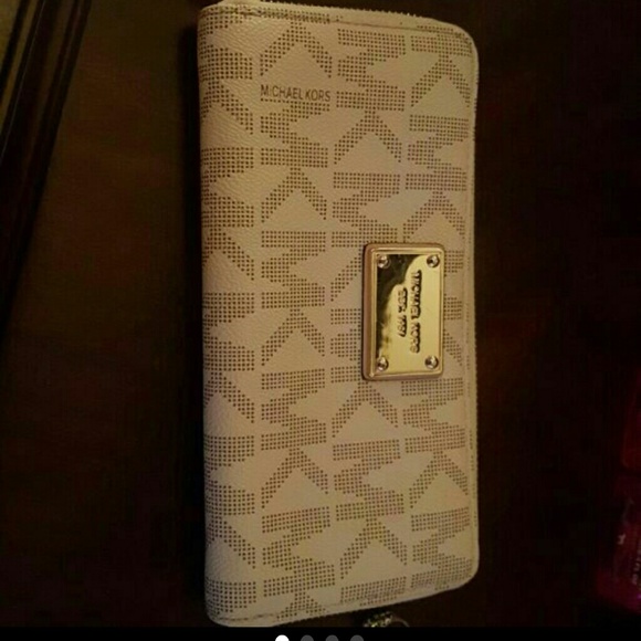 Authentic jet set mk vanilla wallet.