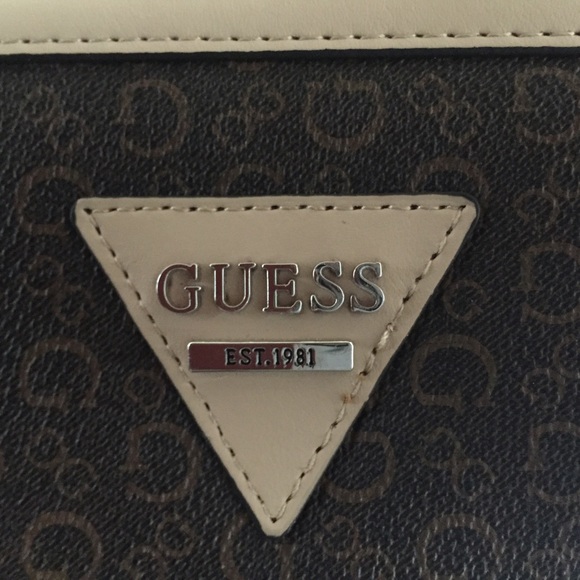 ~SOLD~ GUESS POLISHED LOGO CLUTCH WALLET *NEW* - Picture 2 of 3