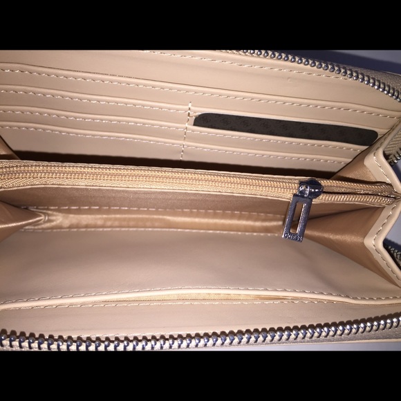~SOLD~ GUESS POLISHED LOGO CLUTCH WALLET *NEW* - Picture 3 of 3