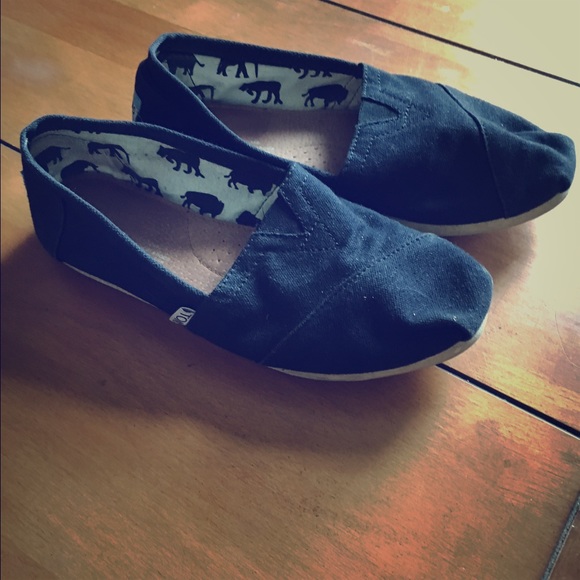 Classic black TOMS