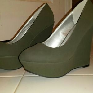 Dark green wedges