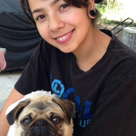 Meet your Posher, Adriana - Picture 1 of 2