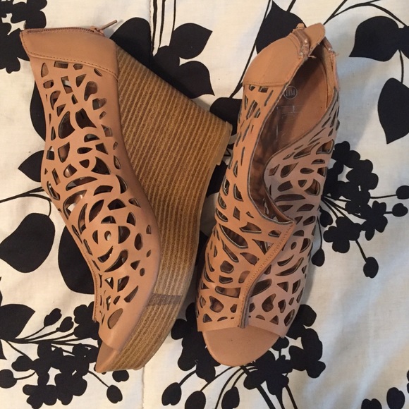 Nude wedges