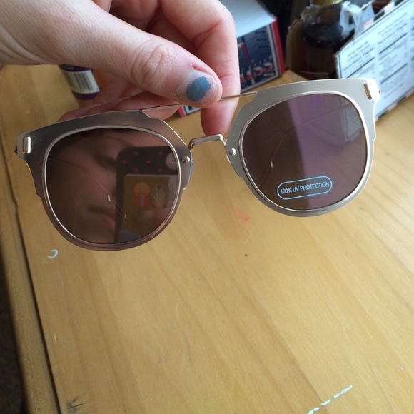 NWT sunglasses - Picture 2 of 3