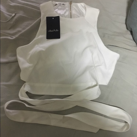 This crisp white bow crop top - Picture 3 of 4