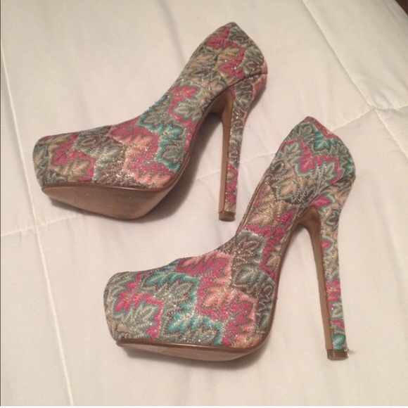 Light paisley pumps 👠 *holding*